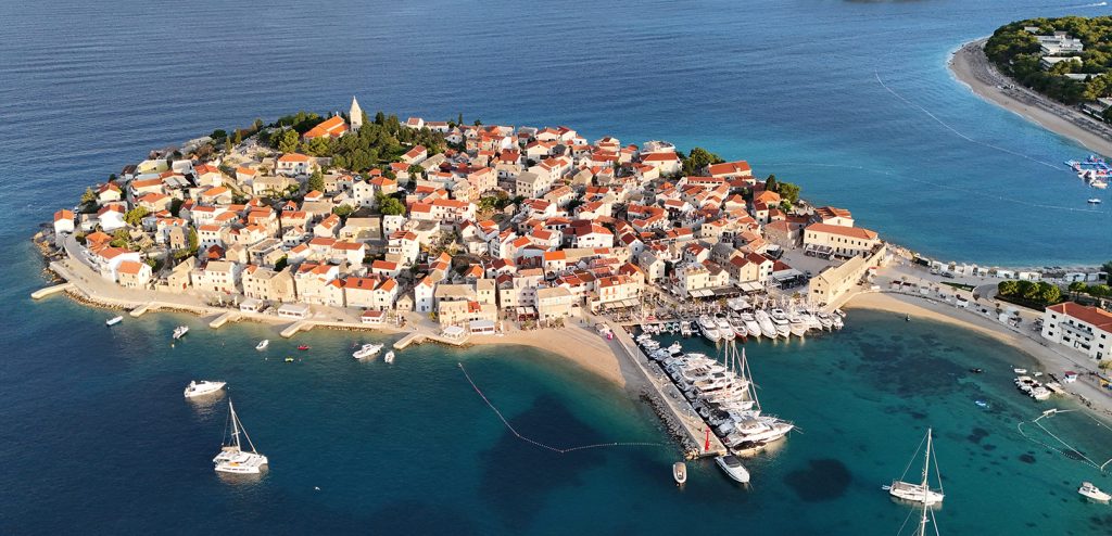 Vista aerea de isla ciudad de Croacia