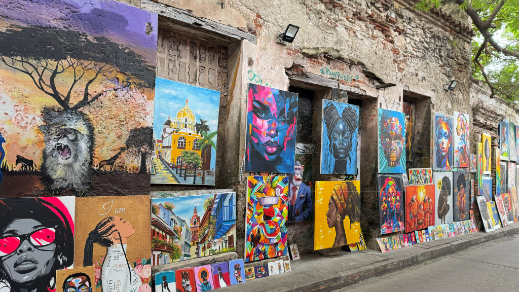 Callejon Centro Historico de Cartagena con cuadros en las paredes