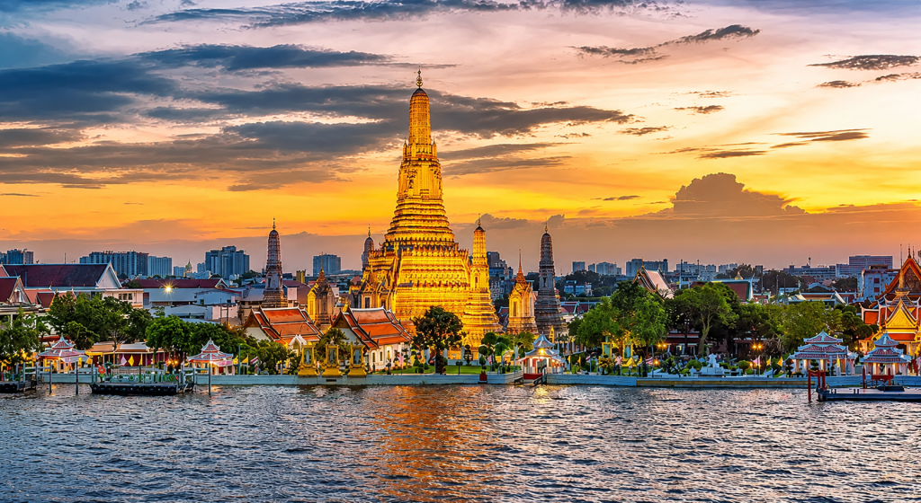 Templo Wat Arun (Wat Arun Ratchawararam) al atardecer