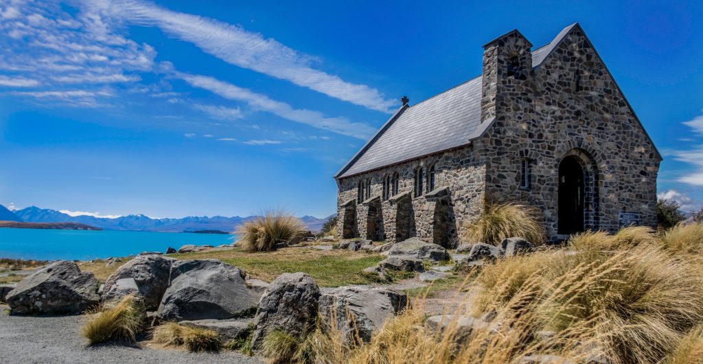Lago Tekapo con la Iglesia del Buen Pastor.