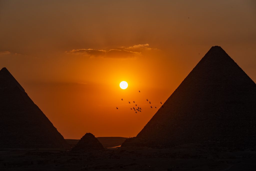 Vista panorámica de las Pirámides de Giza al atardecer