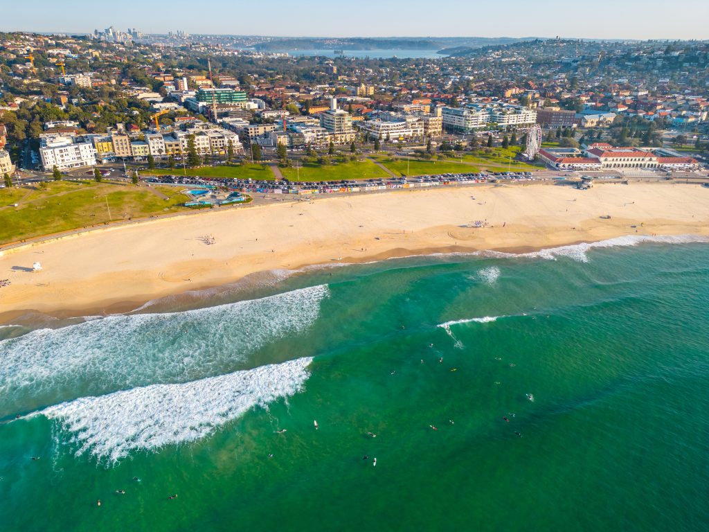Playa de Bondi con costa australiana