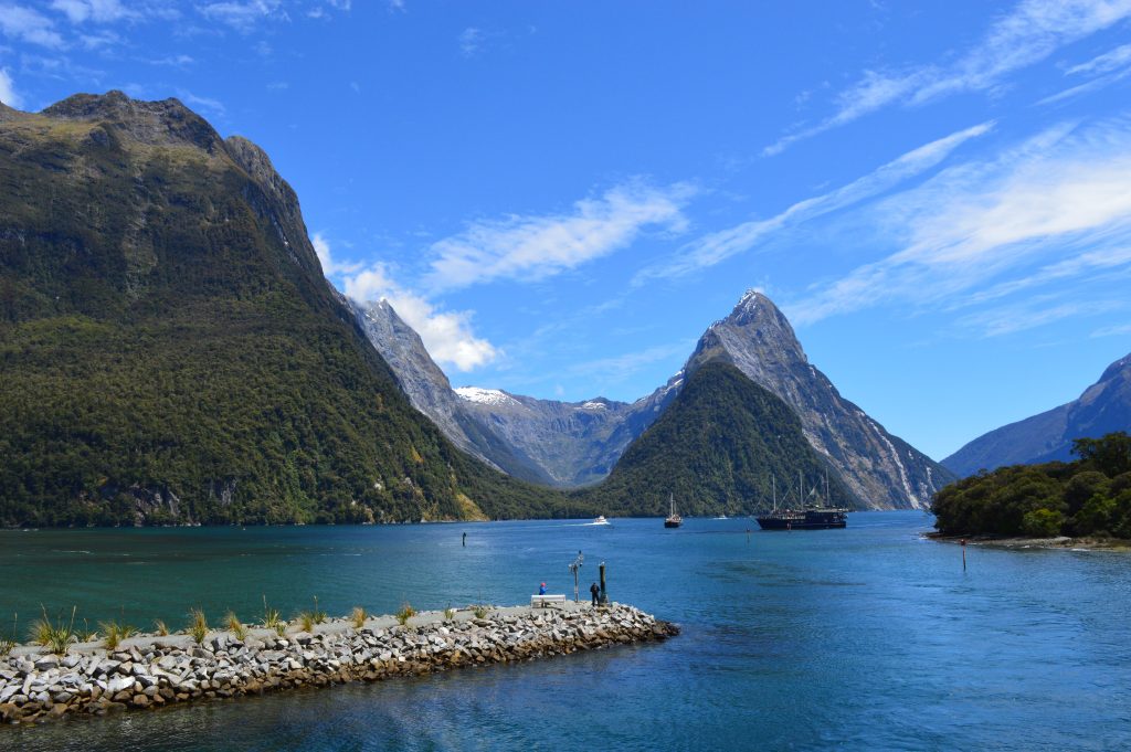 Milford Sound con Mitre Peak dominando el paisaje.