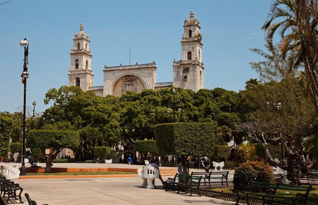 Una vista tranquila de la icónica catedral de Mérida desde un pintoresco parque de la ciudad