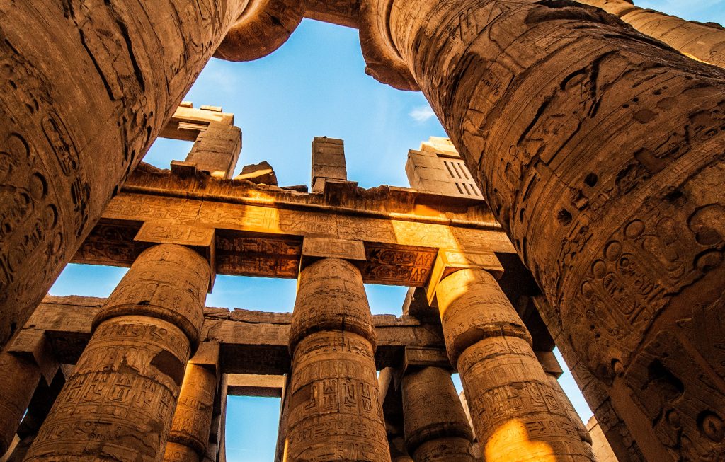 Templo de Karnak iluminado