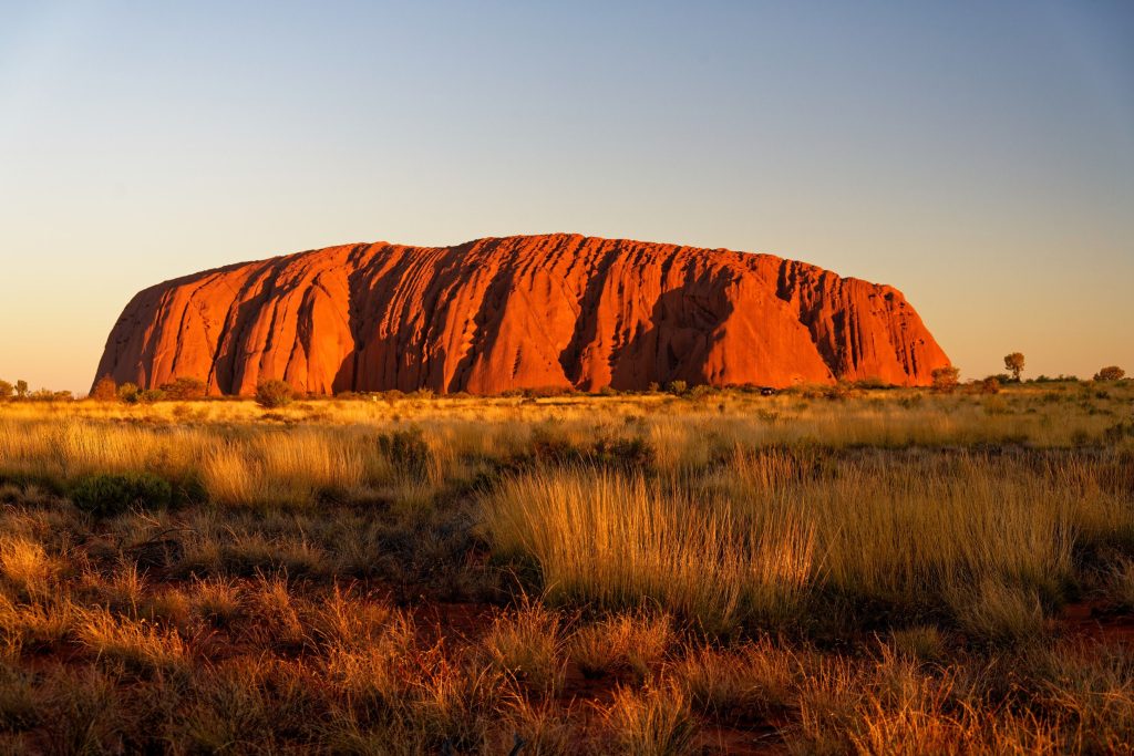 Uluru iluminado por los colores del atardecer
