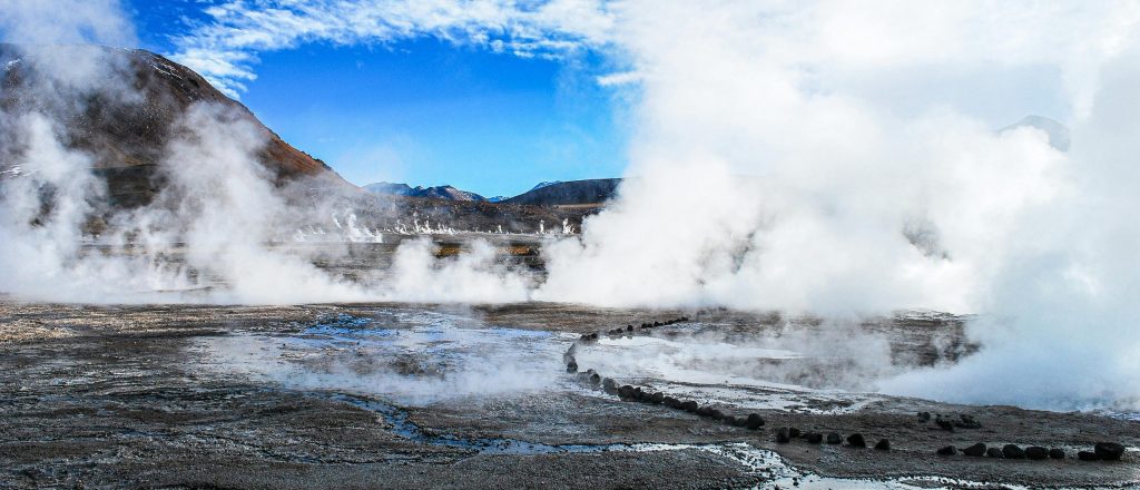 Amanecer entre las fumarolas de los Géiseres del Tatio, uno de los espectáculos naturales más impresionantes del norte de Chile