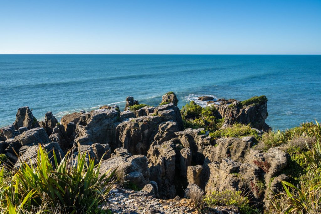 Pancake Rocks junto al océano.
