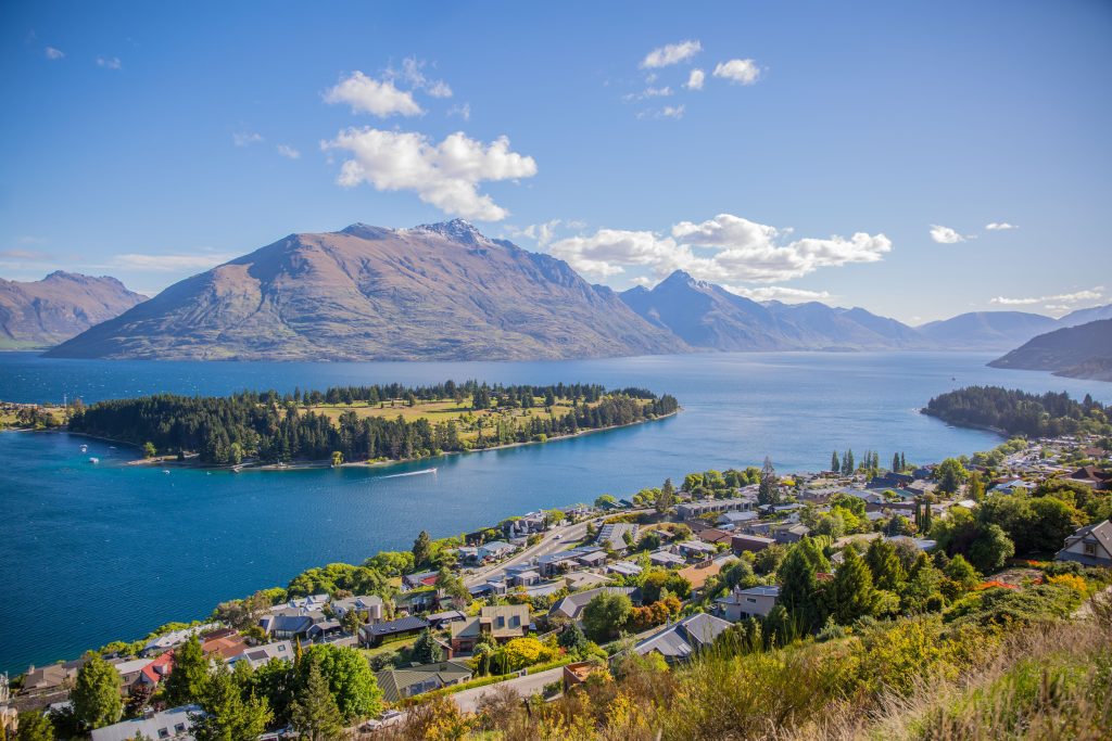 Queenstown junto al lago Wakatipu.
