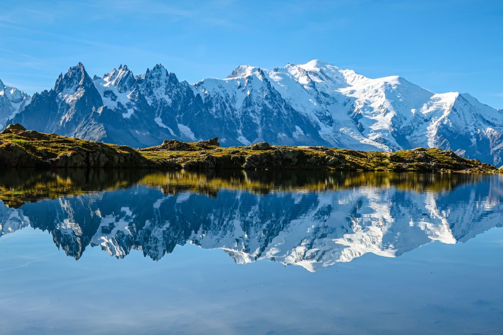 Monte Cook reflejado en un lago glaciar