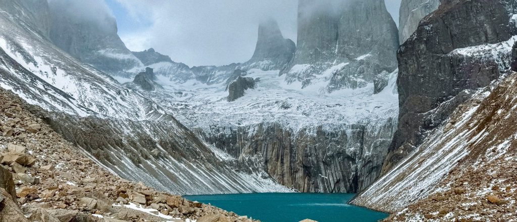 Vista de las Torres del Paine, lago turquesa, montañas patagónicas y paisaje panorámico del parque.