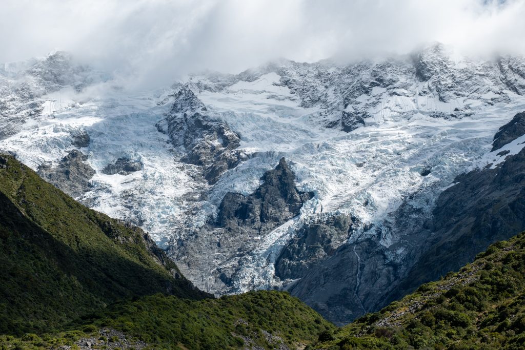 Lengua glaciar del Franz Josef rodeada de vegetación.