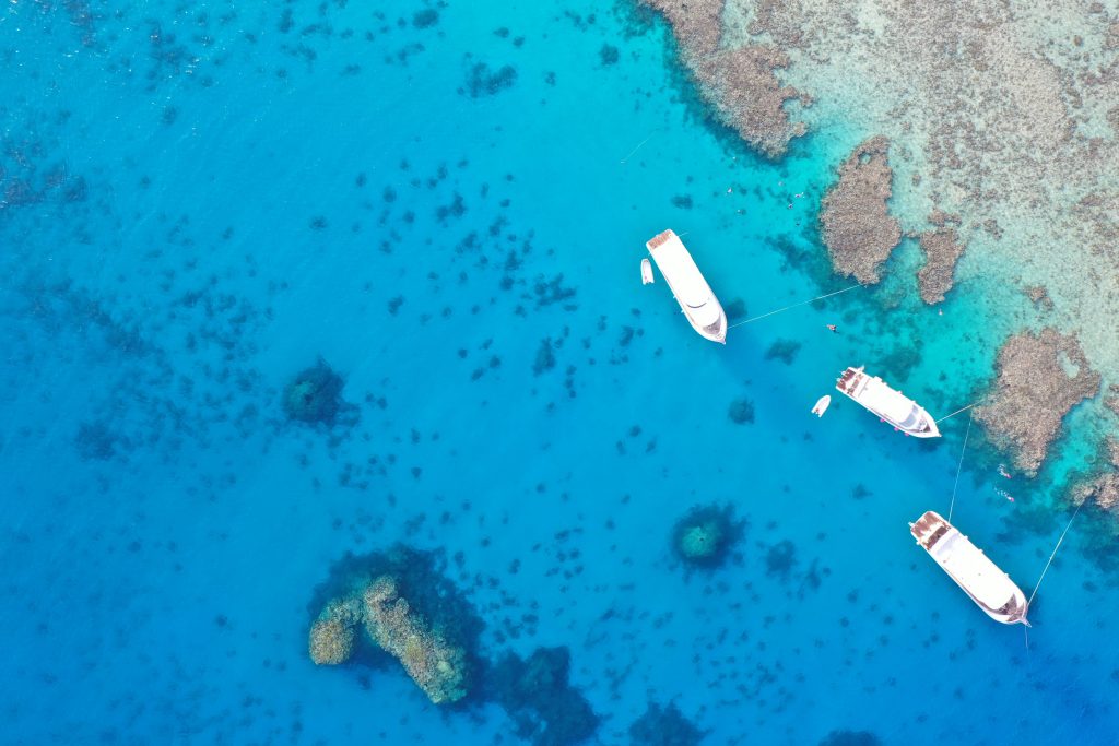 Vista aérea del Mar Rojo con arrecifes coralinos