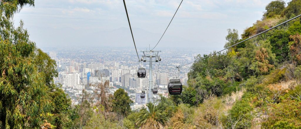 La ciudad combina historia, arquitectura, gastronomía y vistas privilegiadas hacia los Andes