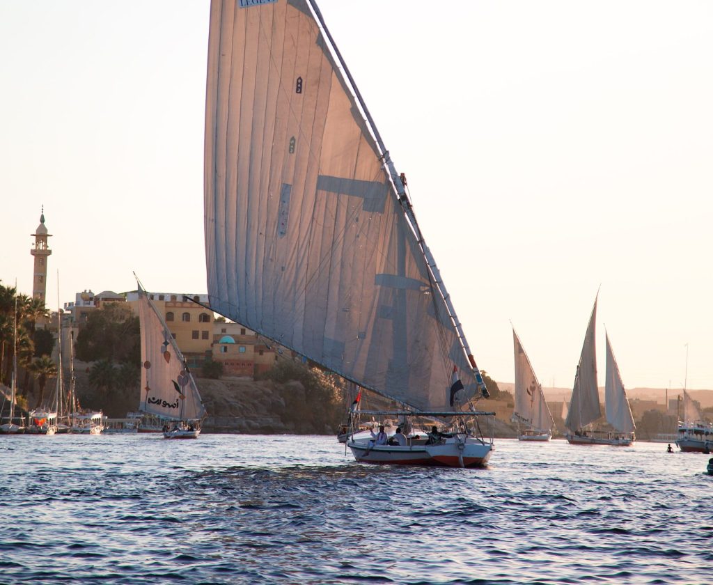 Faluca navegando por el Nilo al atardecer en Aswan