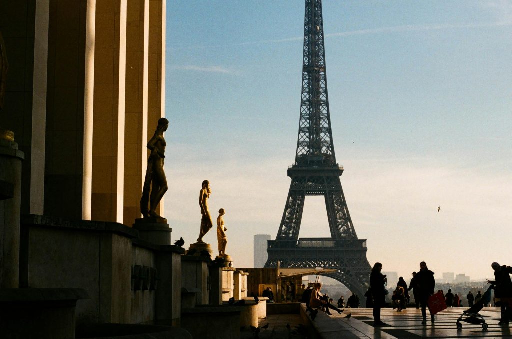Torre Eiffel Bajo El Cielo Azul