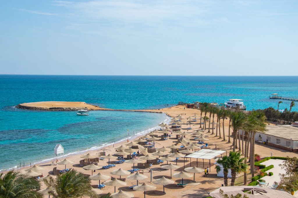 Playa de Hurgada con mar turquesa
