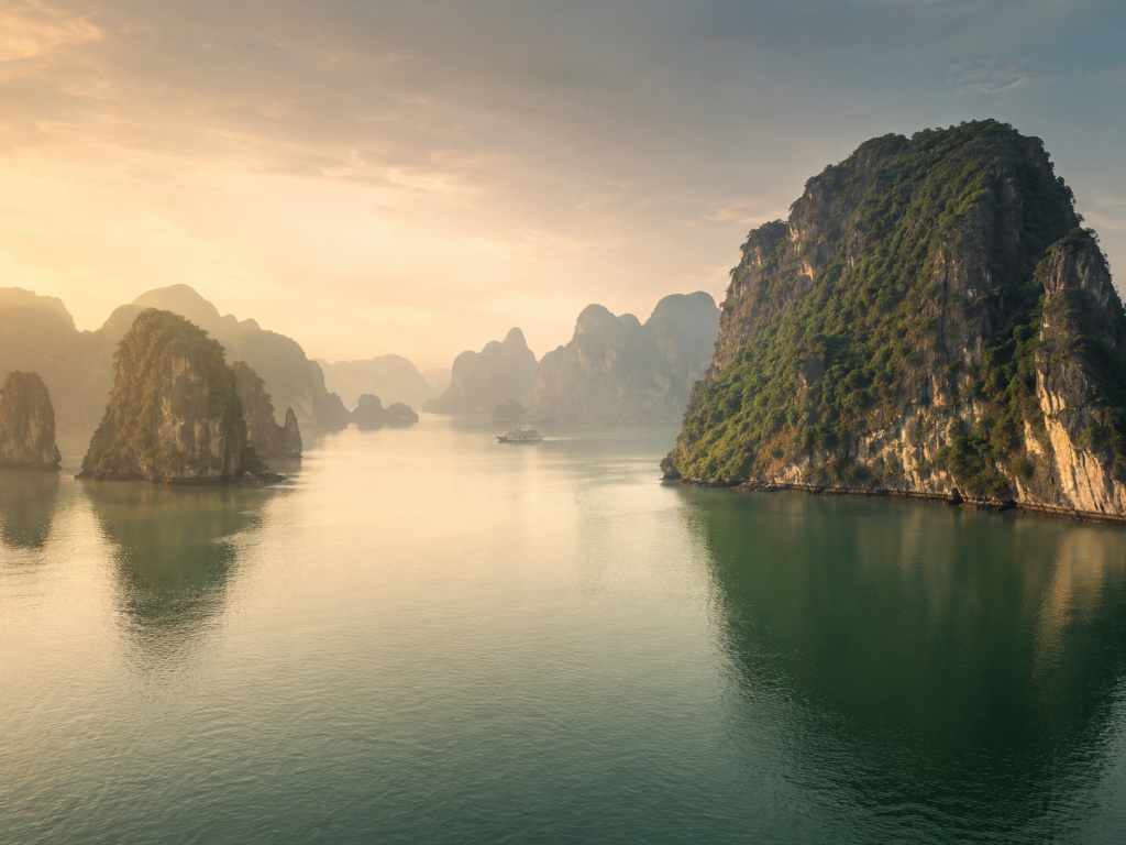 Formaciones rocosas y aguas esmeralda en la bahía de Ha Long, Vietnam.